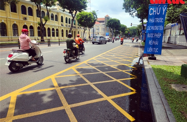 TP Hồ Chí Minh: Nhiều tuyến đường được vẽ vạch mắt võng để giảm kẹt xe