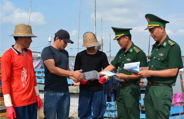 Biên phòng TP Hồ Chí Minh tuyên truyền chống khai thác IUU tại xã Long Hải