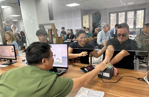 TP Hồ Chí Minh tiếp nhận hơn 5.000 hồ sơ định danh điện tử cho người nước ngoài