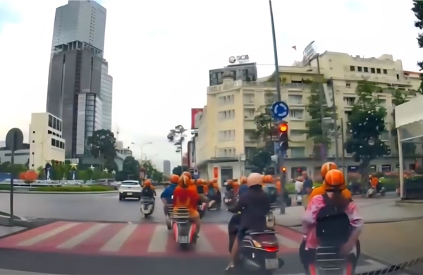 Xử phạt 10 người mặc áo cam chạy Vespa vượt đèn đỏ ở trung tâm TP Hồ Chí Minh