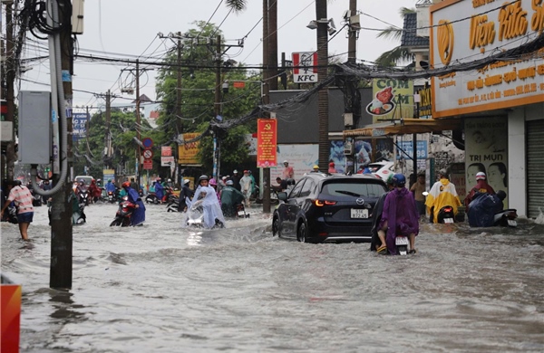 TP Hồ Chí Minh: Mưa lớn khiến nhiều tuyến đường ngập sâu, giao thông hỗn loạn