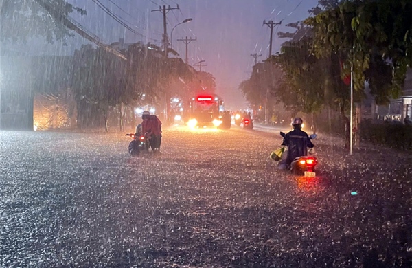 Mưa lớn, nhiều tuyến đường TP Hồ Chí Minh chìm trong biển nước