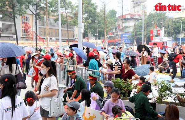 Hà Nội: Người dân thức trắng đêm giữ chỗ chờ xem tổng duyệt A80