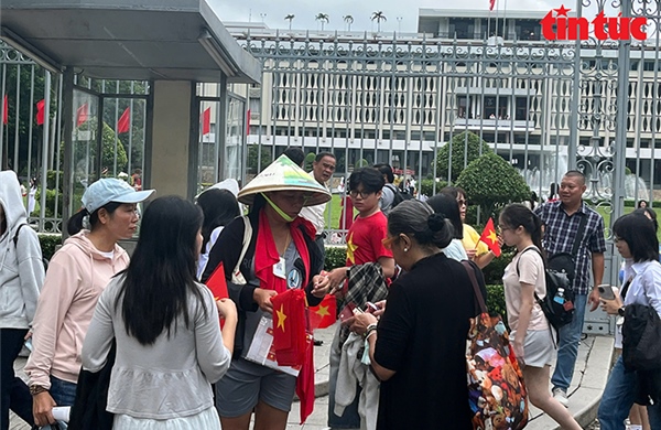 TP Hồ Chí Minh: Hàng rong &#39;bủa vây&#39; Dinh Độc Lập chèo kéo du khách