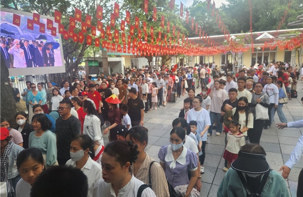 Hàng ngàn người dân xếp hàng vào Lăng viếng Chủ tịch Hồ Chí Minh sáng 3/9