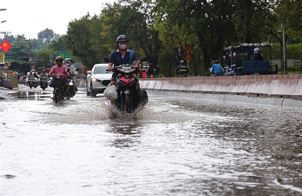TP Hồ Chí Minh: Đường Nguyễn Xiển chi chít ổ gà, người dân khốn khổ