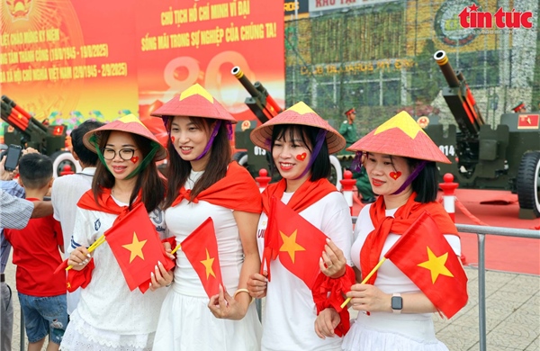 Người dân đổ về Mỹ Đình chụp ảnh lưu niệm với trận địa pháo đại bác trước thềm Quốc khánh 2/9