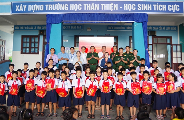 TP Hồ Chí Minh: Mang Trung thu ấm áp đến người dân và học sinh xã đảo Thạnh An