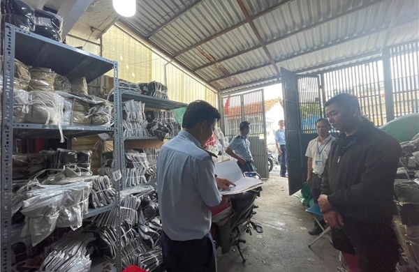 TP Hồ Chí Minh: Tạm giữ 1.500 áo khoác không rõ nguồn gốc được rao bán trên mạng xã hội