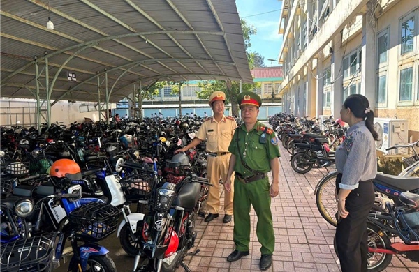 CSGT TP Hồ Chí Minh siết chặt quản lý bãi giữ xe khu vực trường học