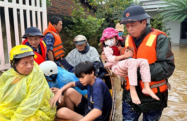 Chi đội Kiểm ngư 4 sơ tán và trao quà hỗ trợ dân vùng lụt