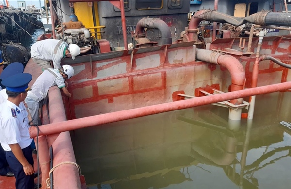 Cảnh sát biển Vùng 3 liên tiếp bắt giữ các vụ vận chuyển cát, dầu DO trái phép