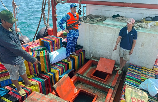 Cảnh sát biển bắt giữ tàu cá vận chuyển 60.000 lít dầu DO không rõ nguồn gốc