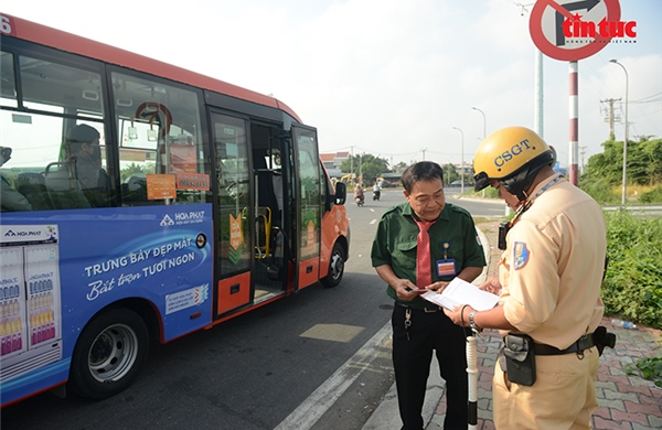  CSGT Tân Túc tăng cường kiểm soát vận tải hành khách cửa ngõ Tây