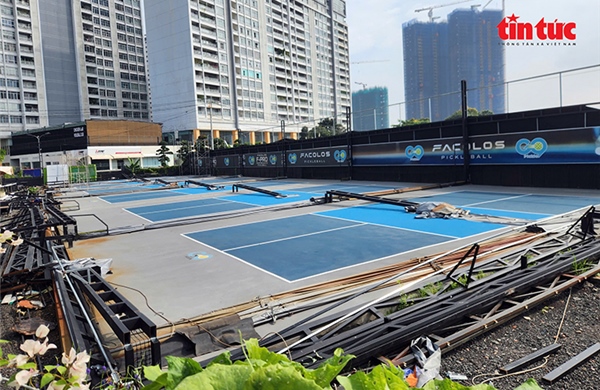 Tháo dỡ hàng loạt sân thể thao xây dựng trái phép ở phường Bình Trưng