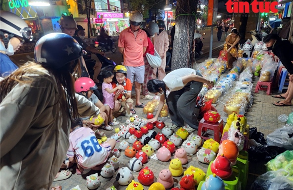 TP Hồ Chí Minh: Người dân đổ xô đi mua heo đất cầu tài lộc dịp vía Thần Tài