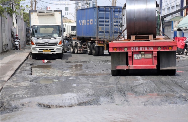 TP Hồ Chí Minh: Cận cảnh đường Bến Nghé xuống cấp, chi chít ‘ổ voi', 'ổ gà’