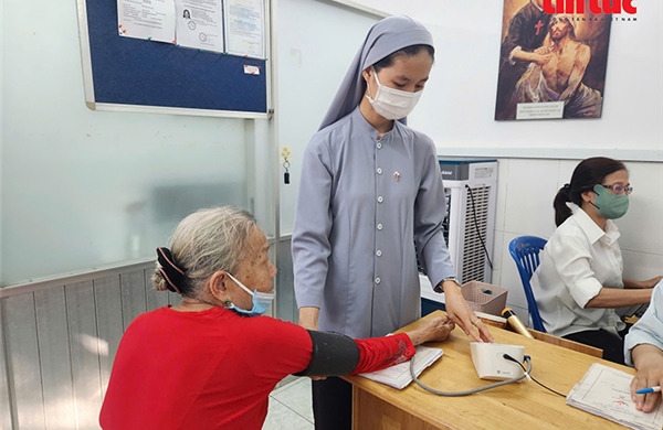 Gieo yêu thương từ phòng khám miễn phí giữa đời thường