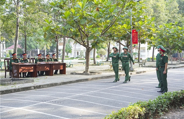Bộ Tham mưu Quân khu 7 kiểm tra huấn luyện chiến sĩ mới tại Trung đoàn Gia Định