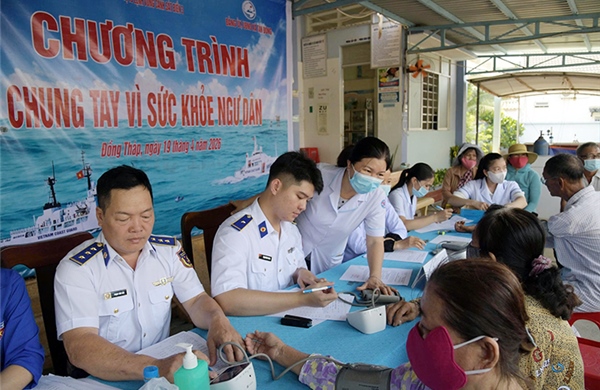 Cảnh sát biển đồng hành cùng ngư dân tỉnh Đồng Tháp