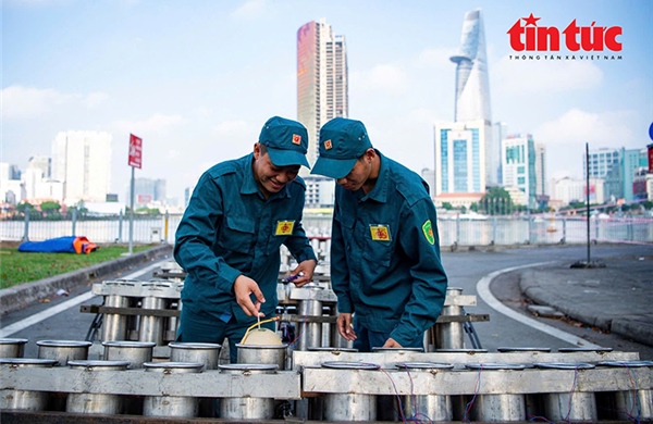 TP Hồ Chí Minh: Cận cảnh trận địa pháo hoa tầm cao trước giờ khai hỏa