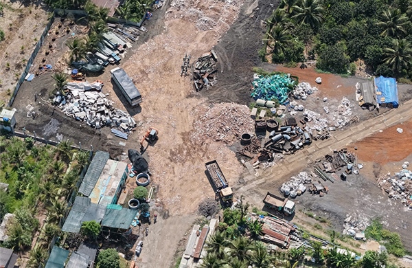 TP Hồ Chí Minh: Đường dây đổ thải trái phép quy mô lớn, thu lợi hàng tỷ đồng