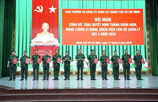 Bộ Tư lệnh TP Hồ Chí Minh trao quyết định thăng quân hàm, nâng lương cho cán bộ quản lý