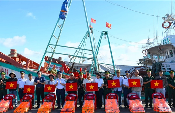 Vùng Cảnh sát biển 3 đồng hành cùng ngư dân, chung tay gỡ 'thẻ vàng' IUU