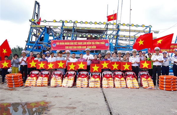 Vùng 2 Hải quân đồng hành cùng ngư dân vươn khơi, bám biển