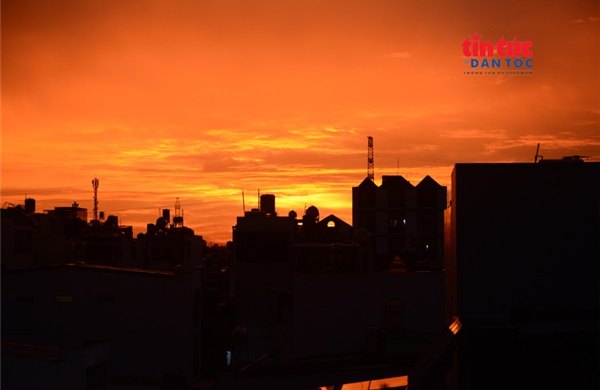 Khoảnh khắc bầu trời nhuộm cam vàng sau cơn mưa tại TP Hồ Chí Minh