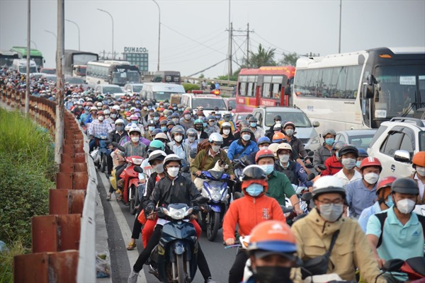 Người dân ùn ùn rời TP Hồ Chí Minh về quê ăn Tết