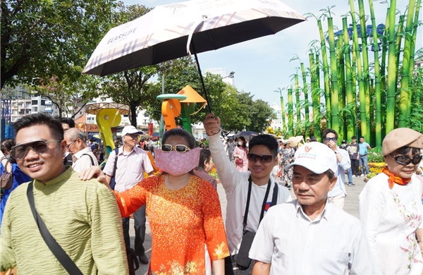 TP Hồ Chí Minh: Người dân &#39;đội nắng&#39; du Xuân tại Đường hoa và Đường sách Tết