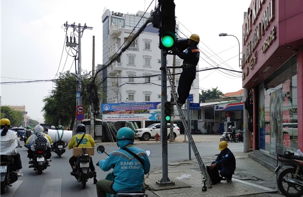 TP Hồ Chí Minh: Lắp đặt 50 biển báo mũi tên xanh cho phép rẽ phải khi đèn đỏ