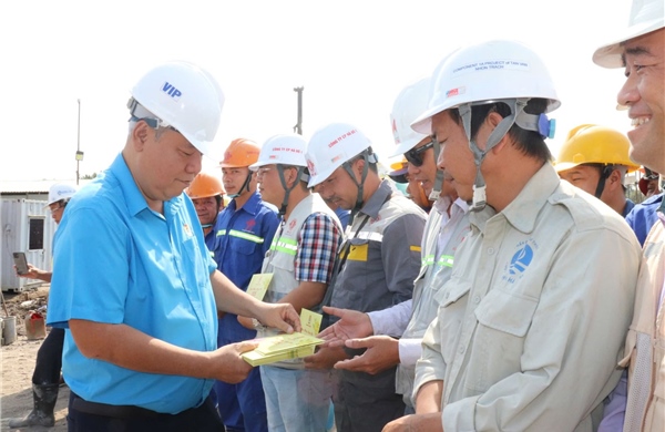 TP Hồ Chí Minh: Thăm, tặng quà công nhân thi công xuyên Tết tại dự án đường Vành đai 3