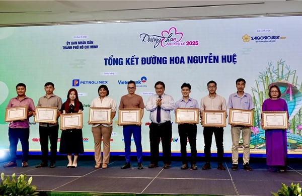 Trao bằng khen cho tập thể, cá nhân đóng góp cho Đường hoa Nguyễn Huệ 2025
