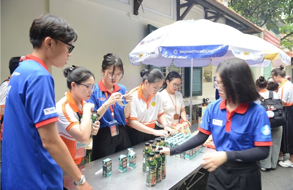 TP Hồ Chí Minh: Sinh viên tình nguyện nhiệt tình tiếp sức thí sinh trong chiều 25/6