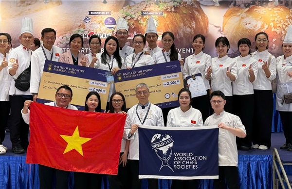 Đầu bếp Việt Nam xuất sắc giành ngôi vô địch Cuộc thi bánh quốc tế tại Malaysia
