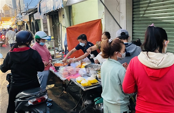 TP Hồ Chí Minh: Giá cả hàng hoá tăng cao trong ngày Rằm tháng 7 