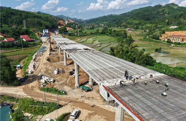 Công nhân tất bật thi công xuyên lễ Quốc khánh