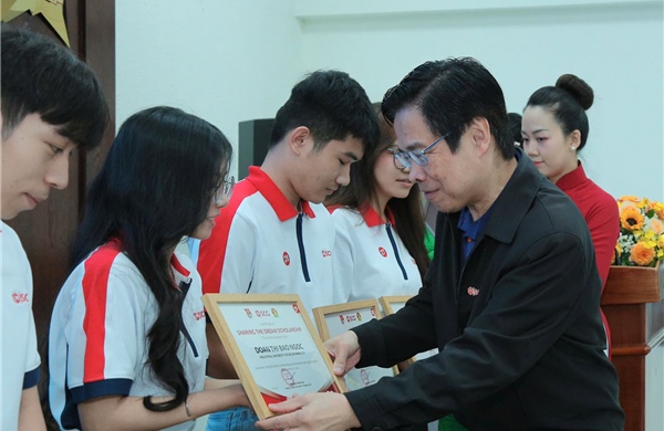 Trao học bổng cho sinh viên, học sinh nghèo vượt khó tại các tỉnh phía Nam