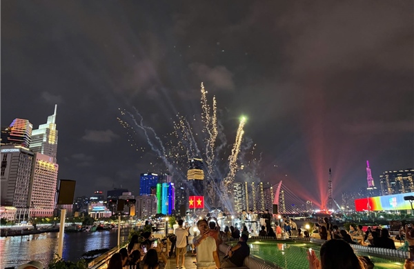 Thú vị với những tour khám phá TP Hồ Chí Minh về đêm