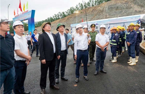 Phó Thủ tướng Hồ Quốc Dũng thăm, tặng quà người lao động dự án cao tốc Quảng Ngãi - Hoài Nhơn