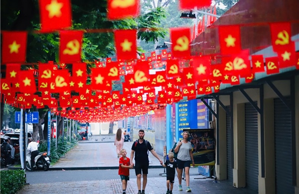 Thành phố mang tên Bác rực rỡ cờ hoa chào mừng Đại hội XIV của Đảng