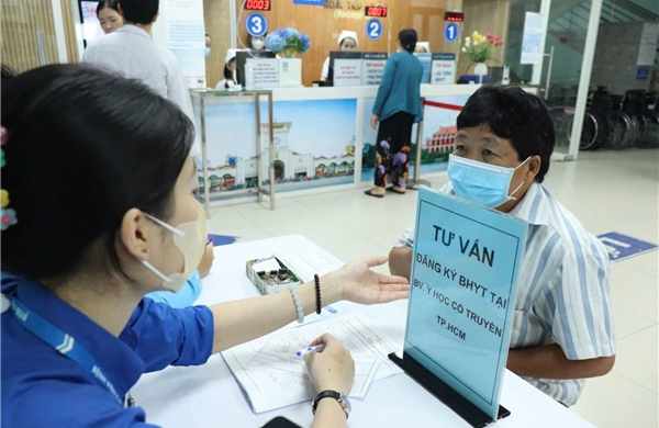 TP Hồ Chí Minh cấp thẻ BHYT miễn phí cho hơn 15.000 hộ nghèo, cận nghèo năm 2026