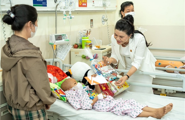 TP Hồ Chí Minh: Mang Tết sớm đến với bệnh nhân khó khăn 