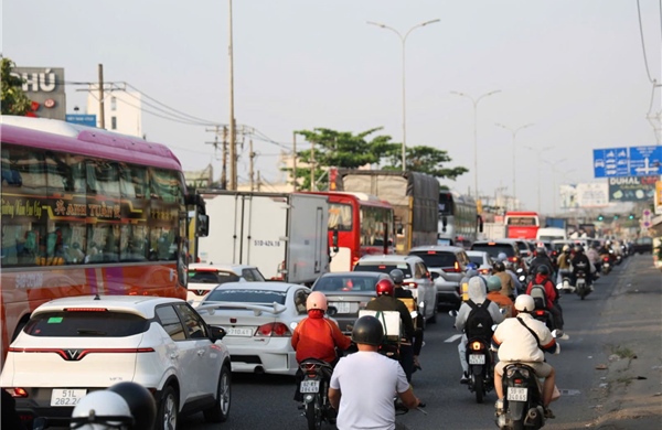 TP Hồ Chí Minh: Lượng phương tiện đổ về khá đông nhưng giao thông vẫn ổn định