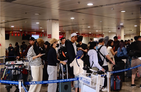 Sân bay Tân Sơn Nhất đón lượng khách cao kỷ lục trong ngày cuối kỳ nghỉ Tết Dương lịch