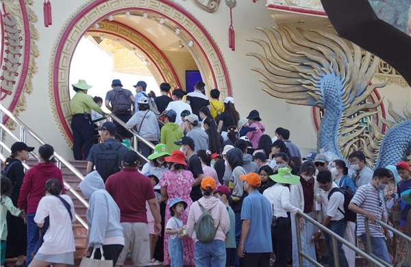 TP Hồ Chí Minh nhộn nhịp du khách ngày đầu nghỉ Tết Dương lịch