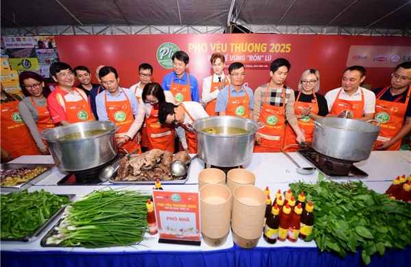 'Phở yêu thương' thắp lửa sẻ chia với người dân vùng rốn lũ Hòa Thịnh (Đắk Lắk)