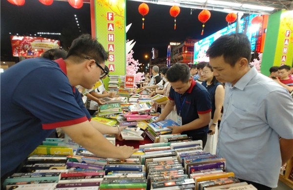 Đường sách Tết Bính Ngọ 2026 hút khách, tiêu thụ hơn 40.700 bản sách